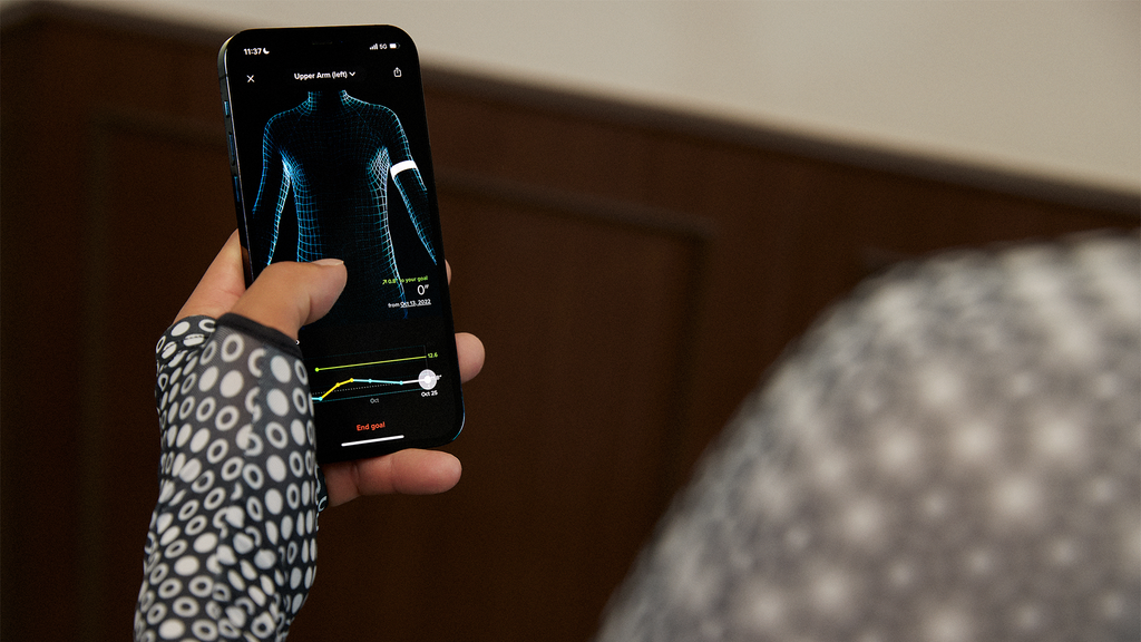 Kaito Onishi reviews his results on the ZOZOFIT app